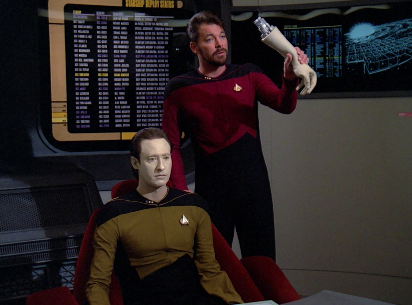 Riker remove o braço de Data